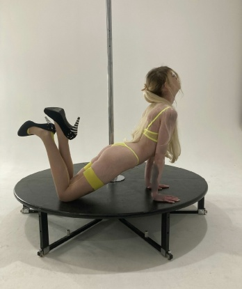 Нежная и игривая девушка с красивой грудью и стройными ножками предлагает провести незабываемое время в ее обществе. Фото подтверждены! 2247, 20 лет